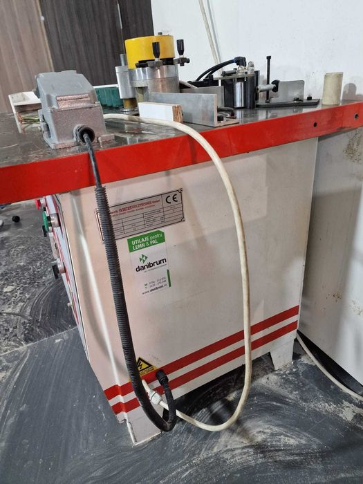 Masina de pus  cant abs pe curb si drept .