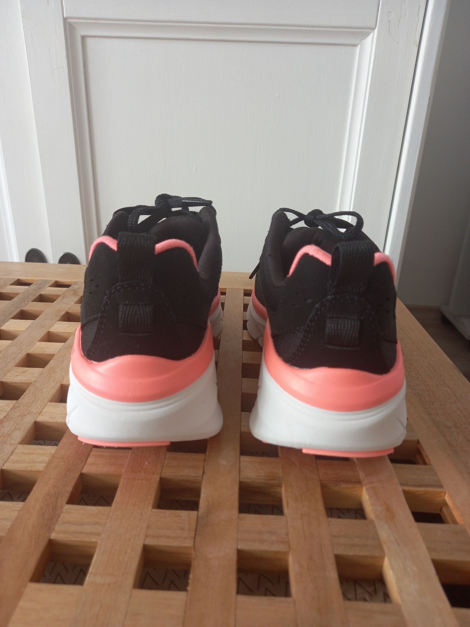 Skechers D’Lux Walker 2.0