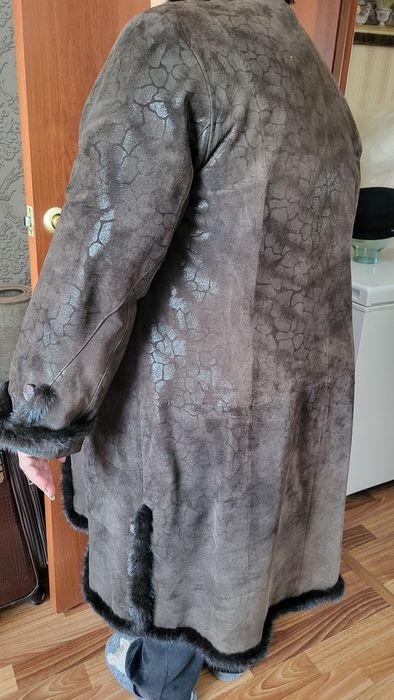 Элегантное кожаное польто пользовались с норковой обделкой