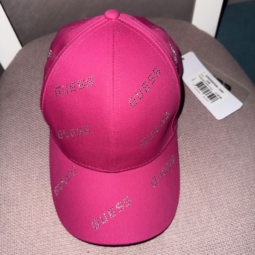 Шапка с козирка Guess