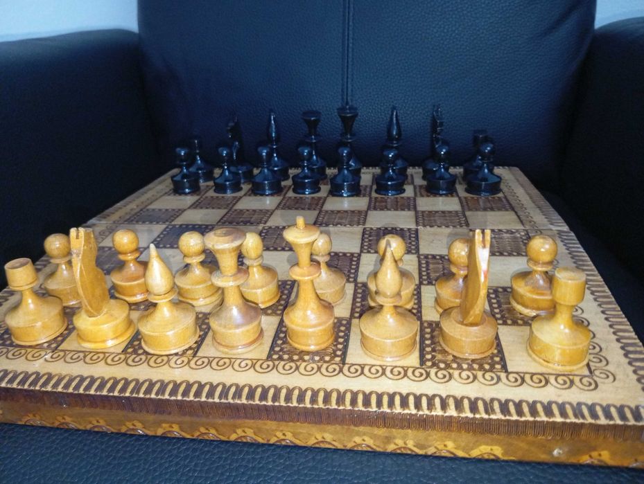 Шах с дървени фигури