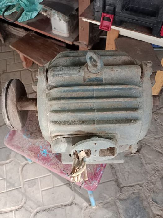 Электродвигатель 3 х фазный , 3,0квт. 2830 об/м  , вал 28 мм.