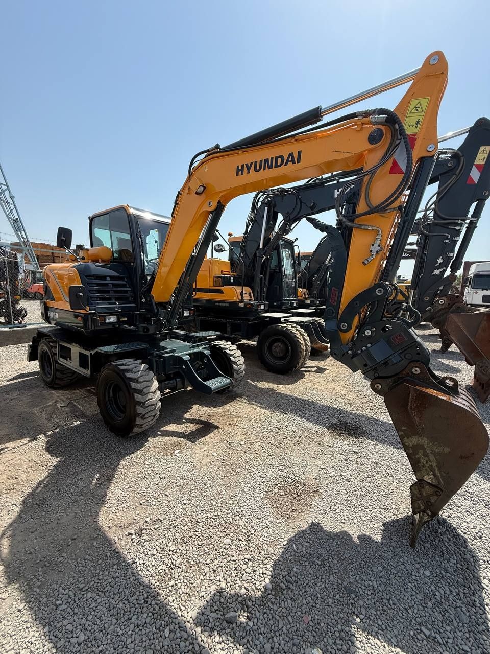 Ekskavator Hyundai HW60 sotiladi 2017 yil 8700 motachas