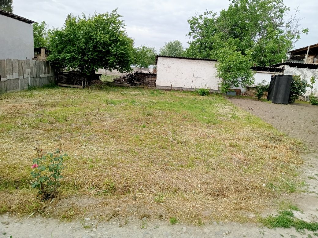 Yer sotiladi srochniy, razmer 14.5x20 metr  narxi sotigi 13000$dan