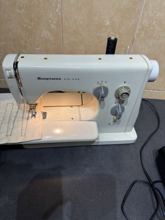 Masina de cusut festonat cu butoniere HUSQVARNA Germania