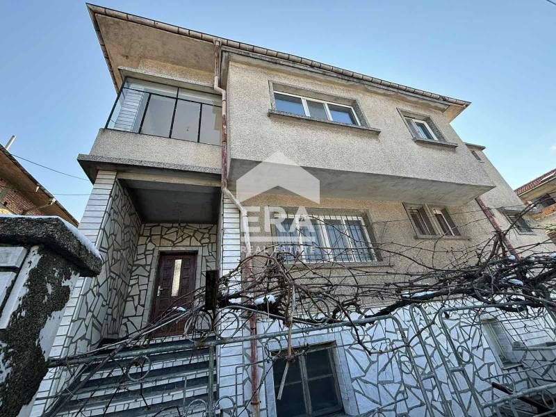Само в Ера Имоти Хасково! Просторна самостоятелна къща в Димитровград