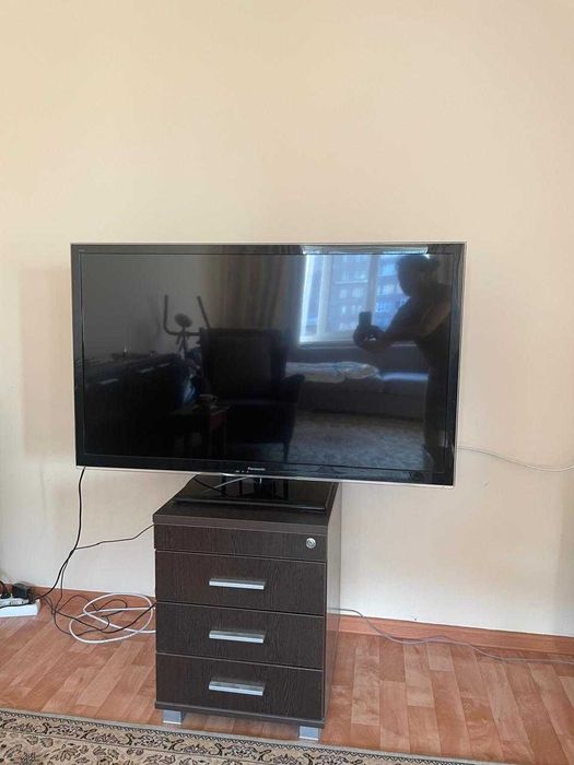 Продаю телевизор, микроволновку, тумбочку, ковер