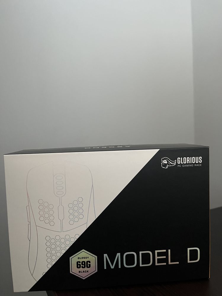 Геймърска мишка-Glorious Model D, в гланцово черно