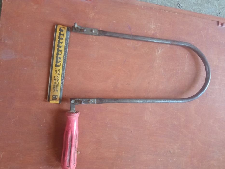 Ручной лобзик по дереву.