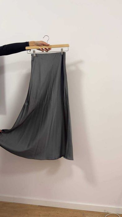 Сива сатенена миди пола, размер S/M