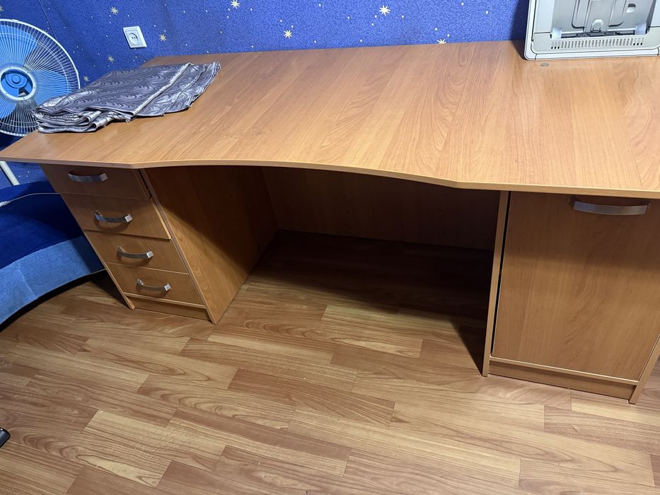 Стол рабочий с тумбочками