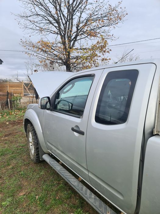 Masina Nissan Navara