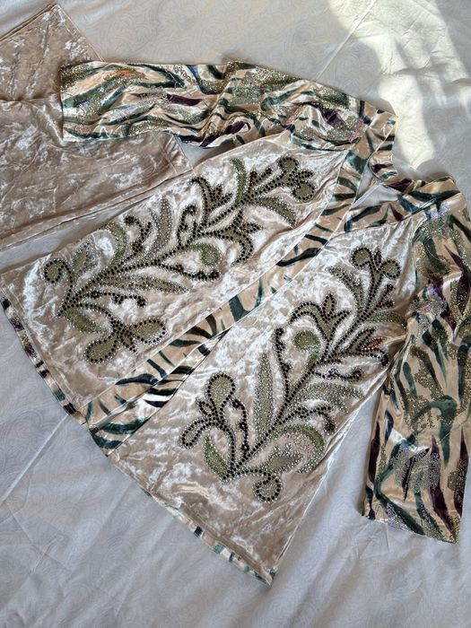 Ukrasheni nakitka kamplekt sotiladi