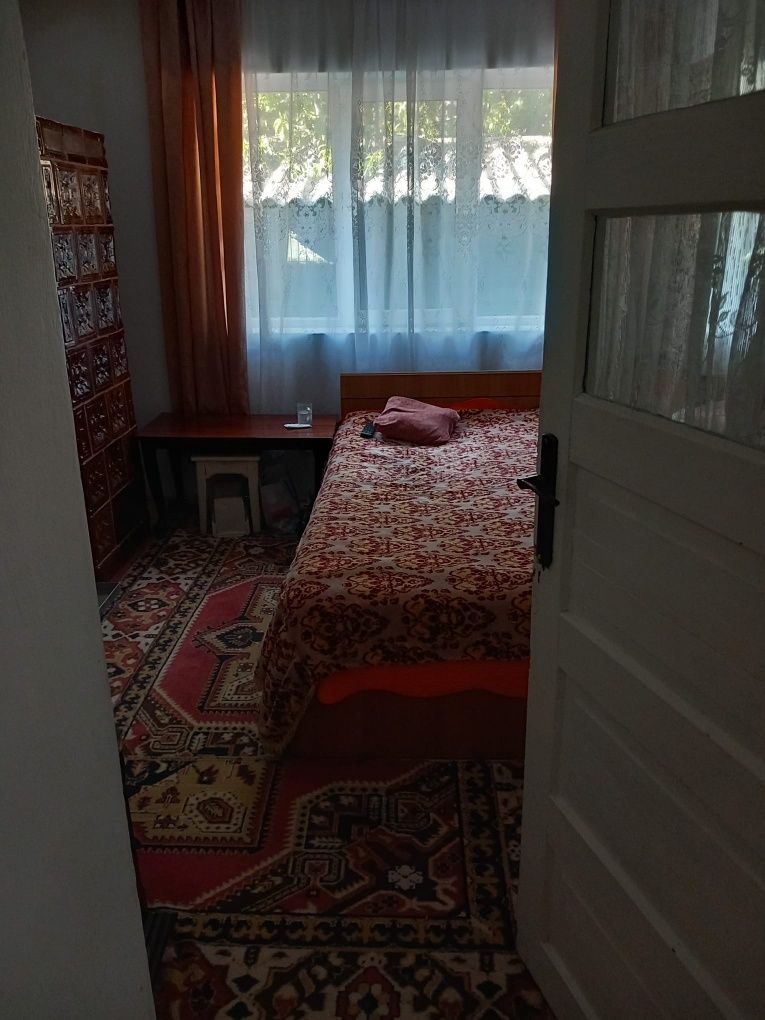 Casa de vanzare cu 4 camere, 2 bai si 2 bucatarii