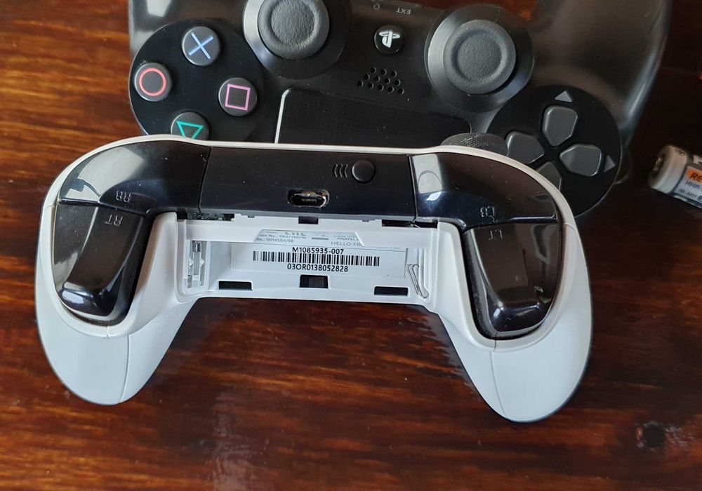 2 controllere 1 de Ps4 și 1 Xbox one de vânzare!