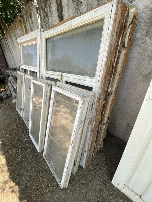 Терезе ағаштан жасалған