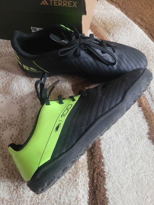 Adidasi pt fotbal