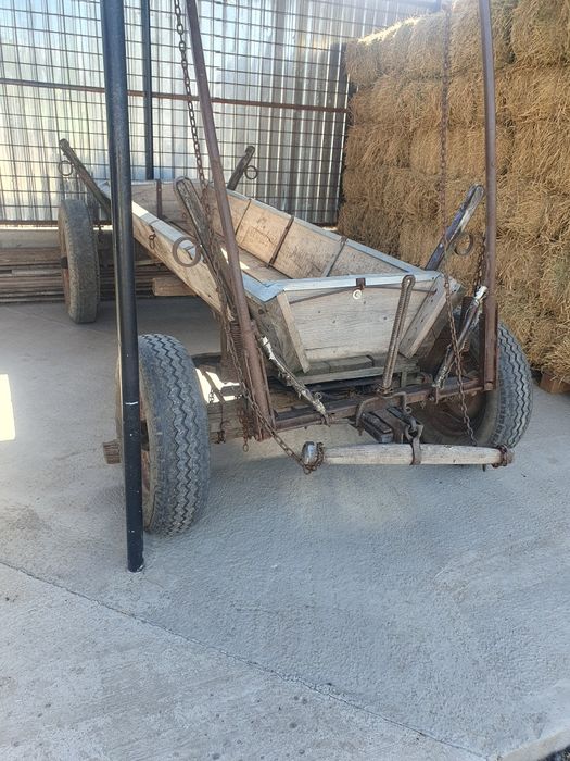 Vând căruță pe lemn