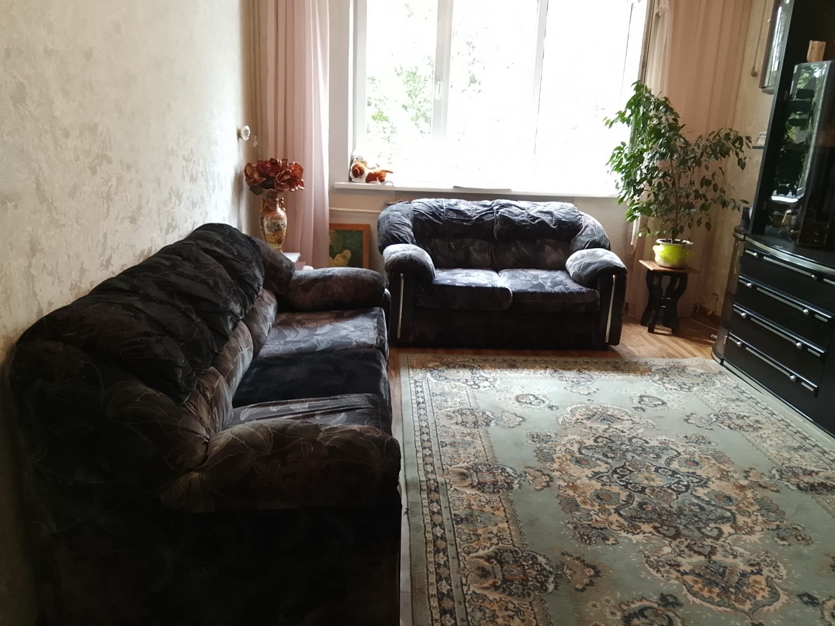 Мебель: стенка, 2 дивана, 1 кресло