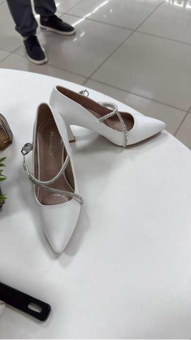 Женские белые туфли