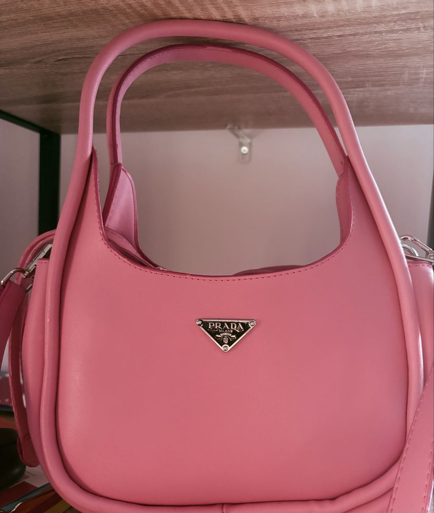 Prada чанта с регулируема дръжка