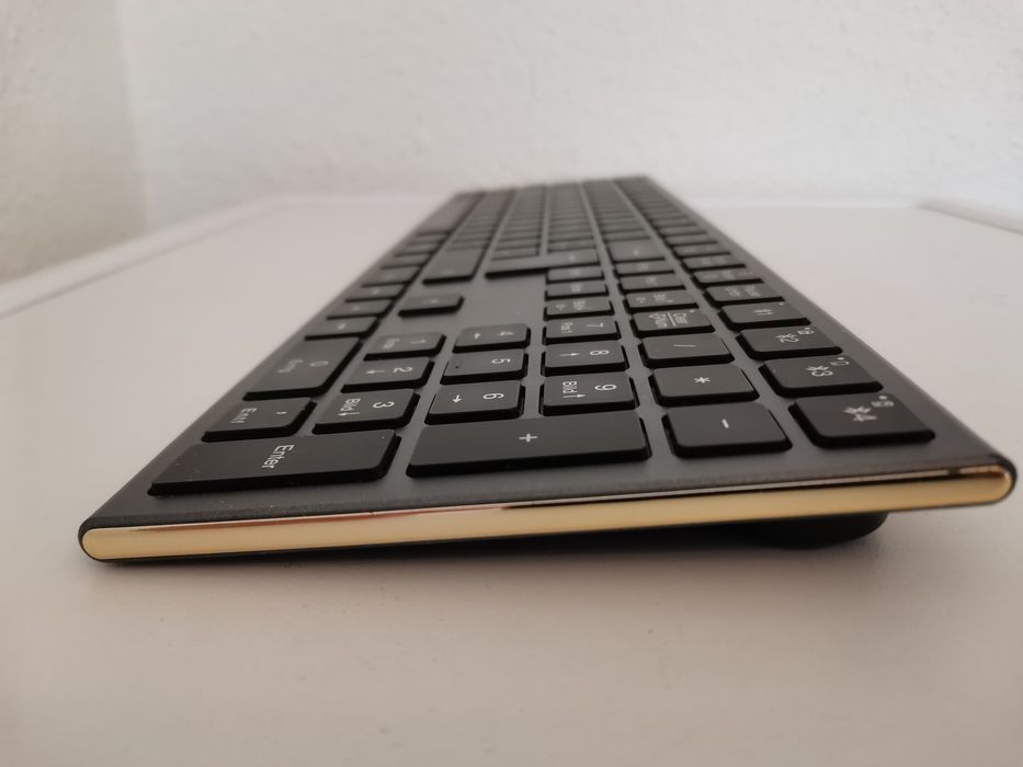 Tastatură Bluetooth.