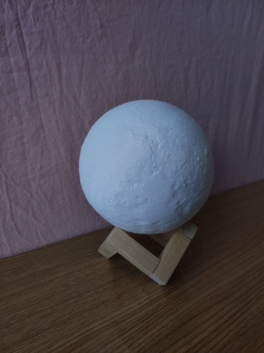 Ornament Lună, Amazon