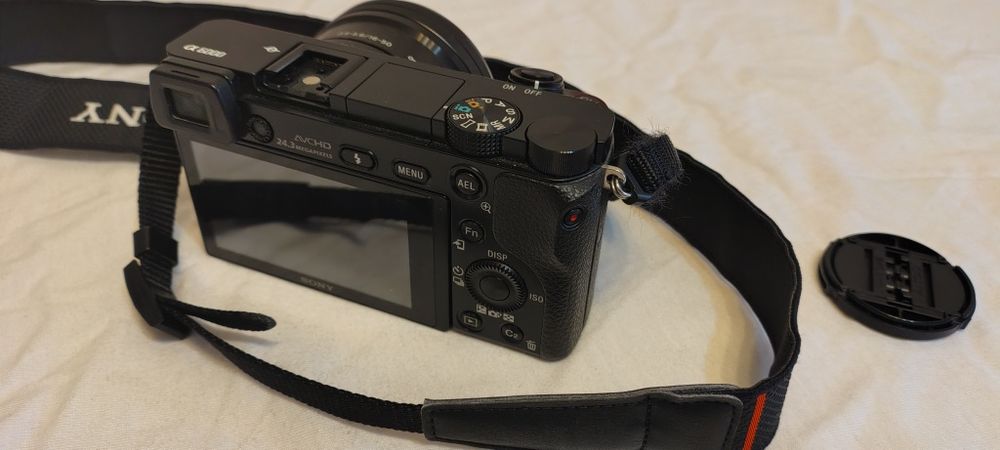 Aparat foto Sony A6000 cu obiectic Sony E 3.5-5.6/PZ 16-50 OSS