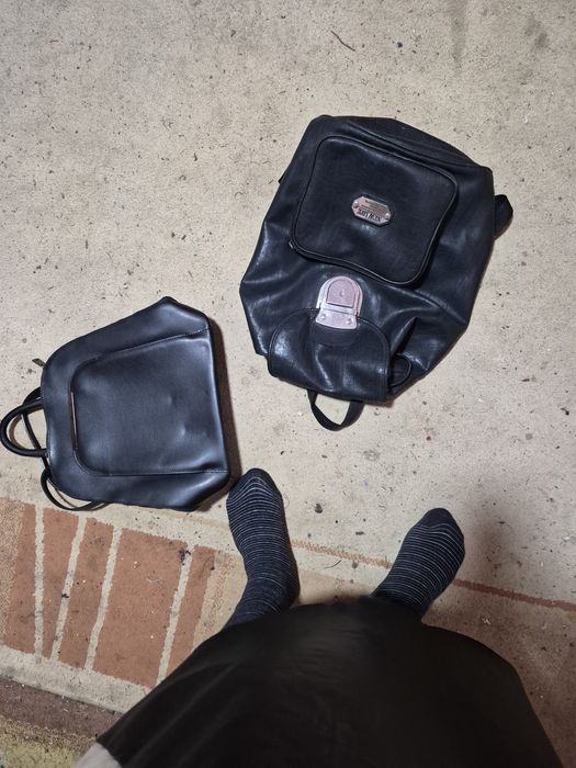 Vand 2 rucsacuri din piele naturala