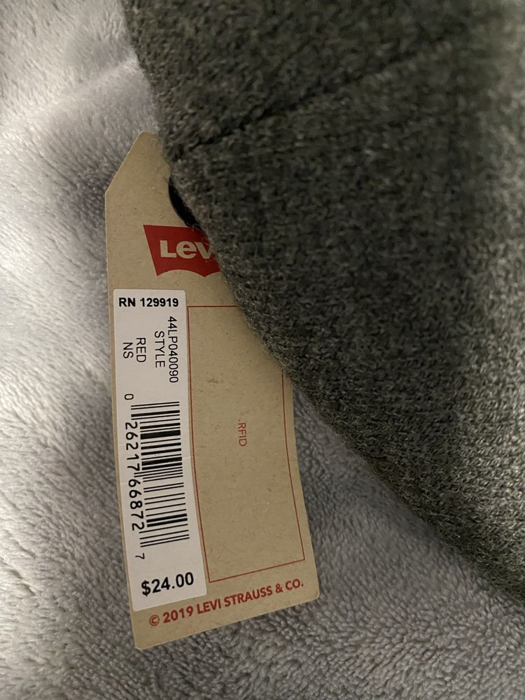 Caciula Levi’s.