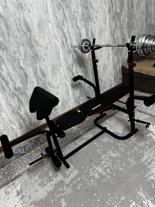 Скамья и набор гантелей.