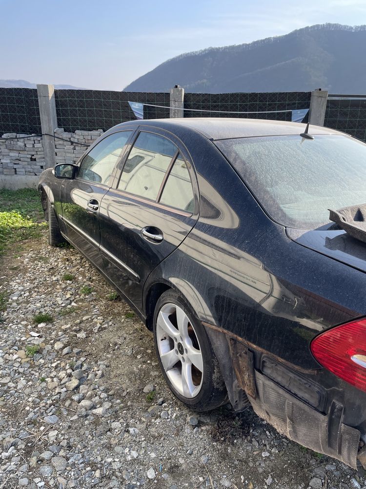 Vand mercedes W211 pt piese, an 2003 cutie automata, motor 2,2 complet
