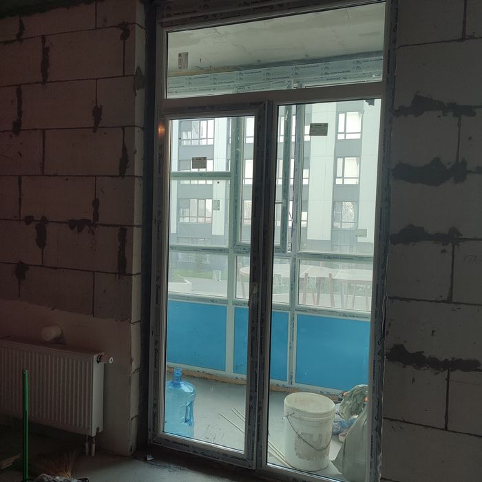 Продам балконную пластикову дверь с окном