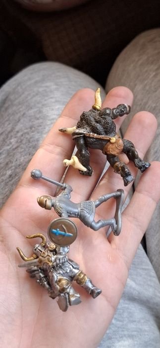 3 мини фигурки - минотавър и рицаи