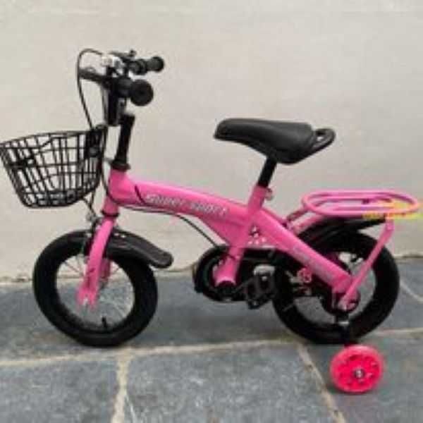 Детски велосипед с противоплъзгащи се гуми и светещи помощни колела.