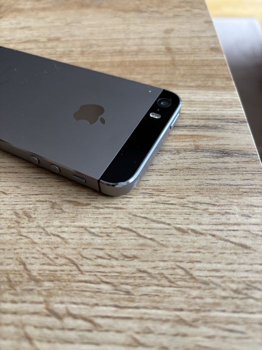 Iphone 5s, 32gb памет, пръстов достъп работи, с малка забележка на кор
