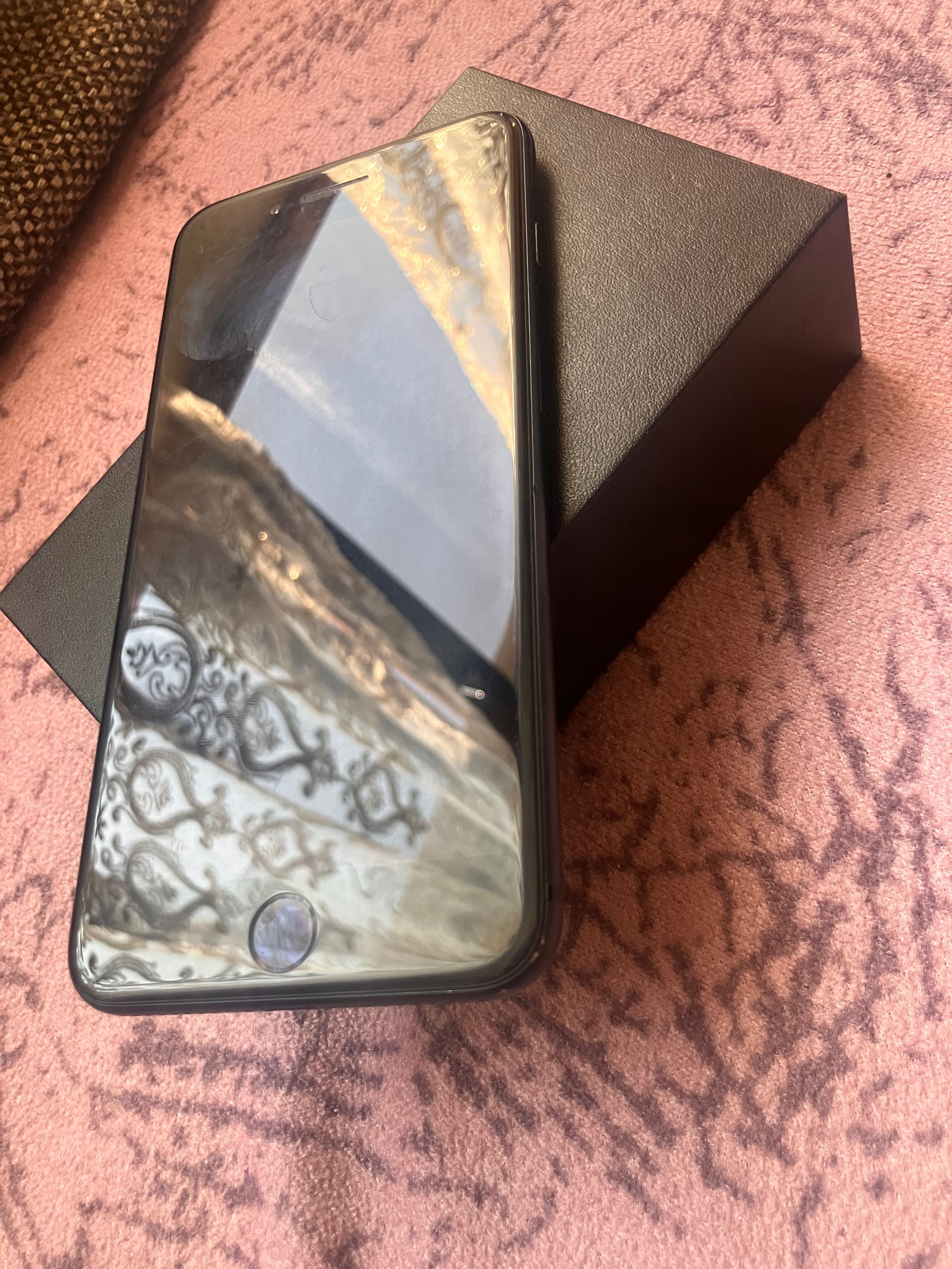 Продавам айфон 7 плюс 32gb