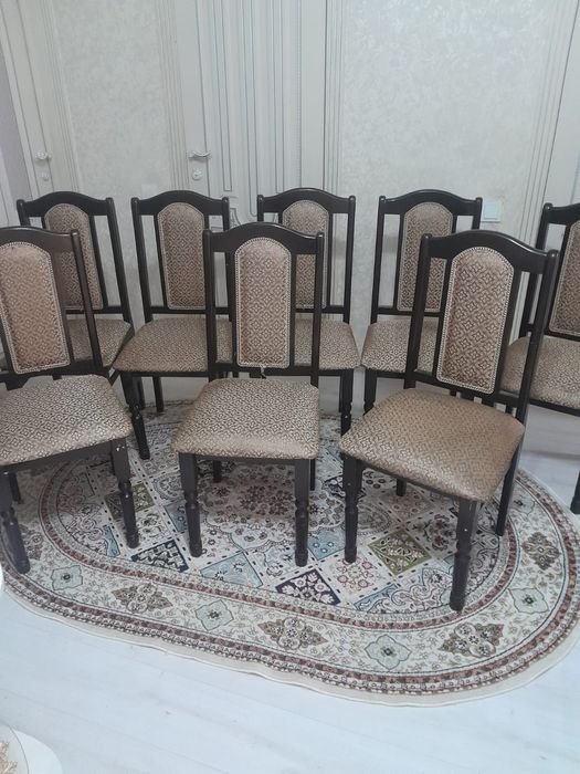 Стол и стульями в хорошем состоянии