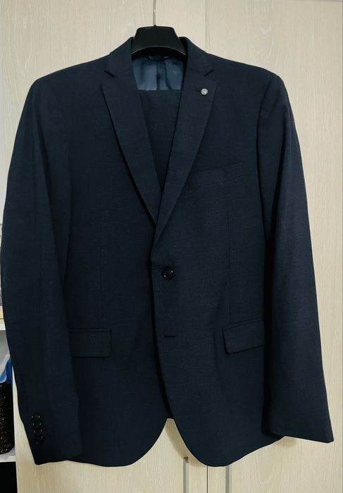 Vând costume in stare bună