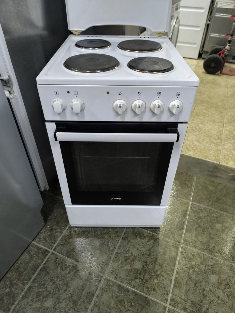 Свободнстояща печка с чугунуни котлони. Gorenje