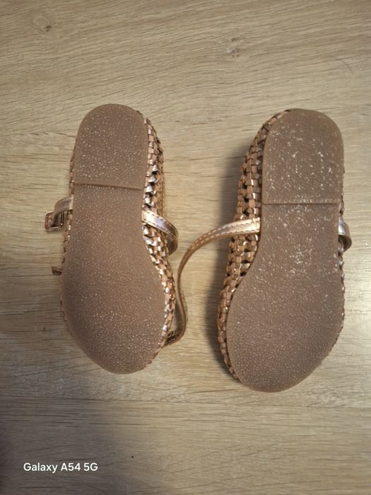 Vând pantofi fetițe măsura 25