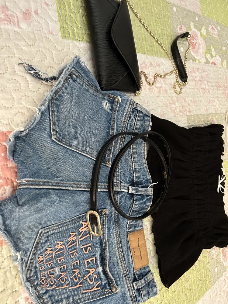 Потник, къси дънкови панталони, чанта и колан всичко е от Zara