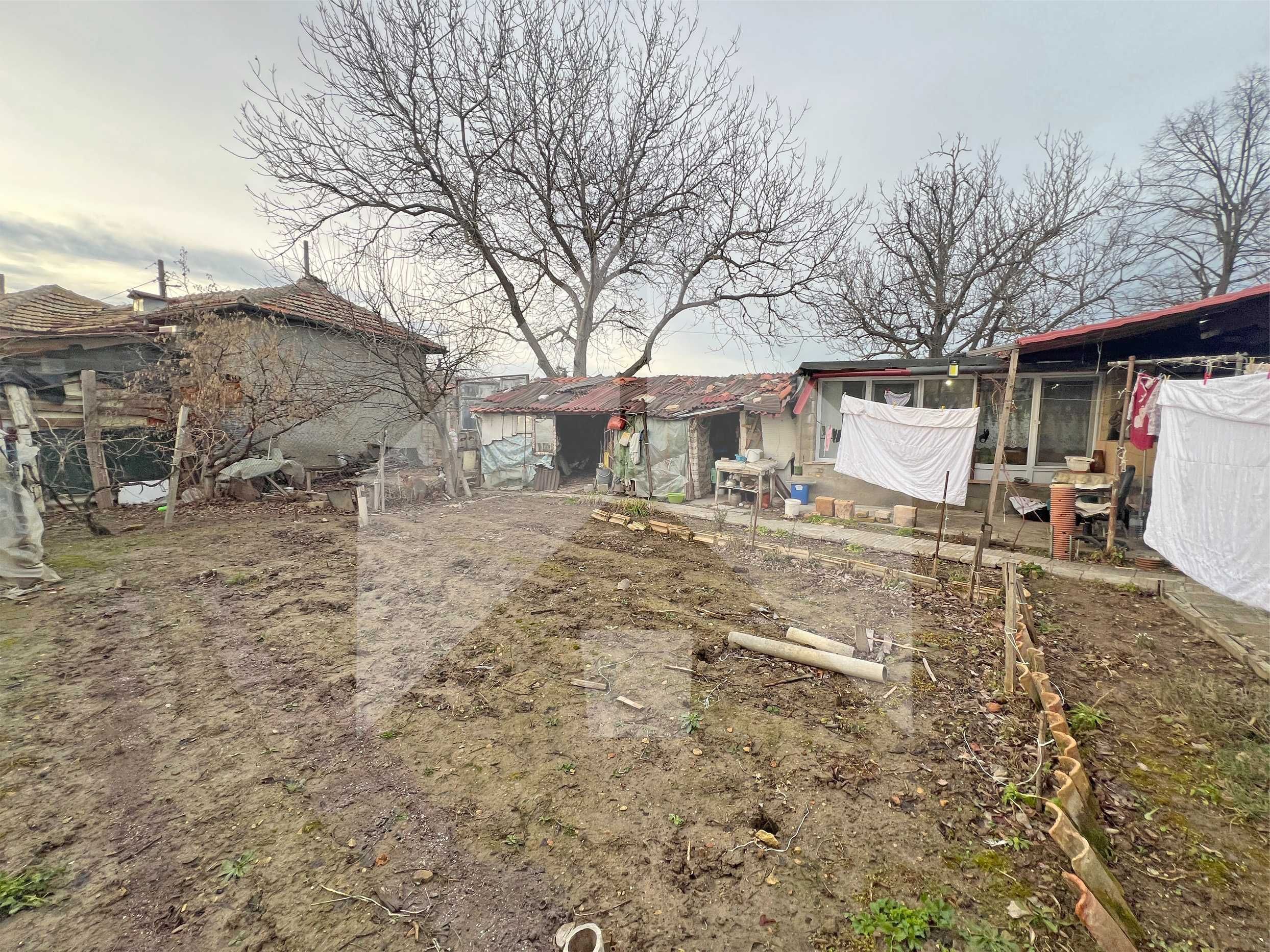 Продава едноетажна, самостоятелна къща в Нови пазар. Площ 147 кв. м.!