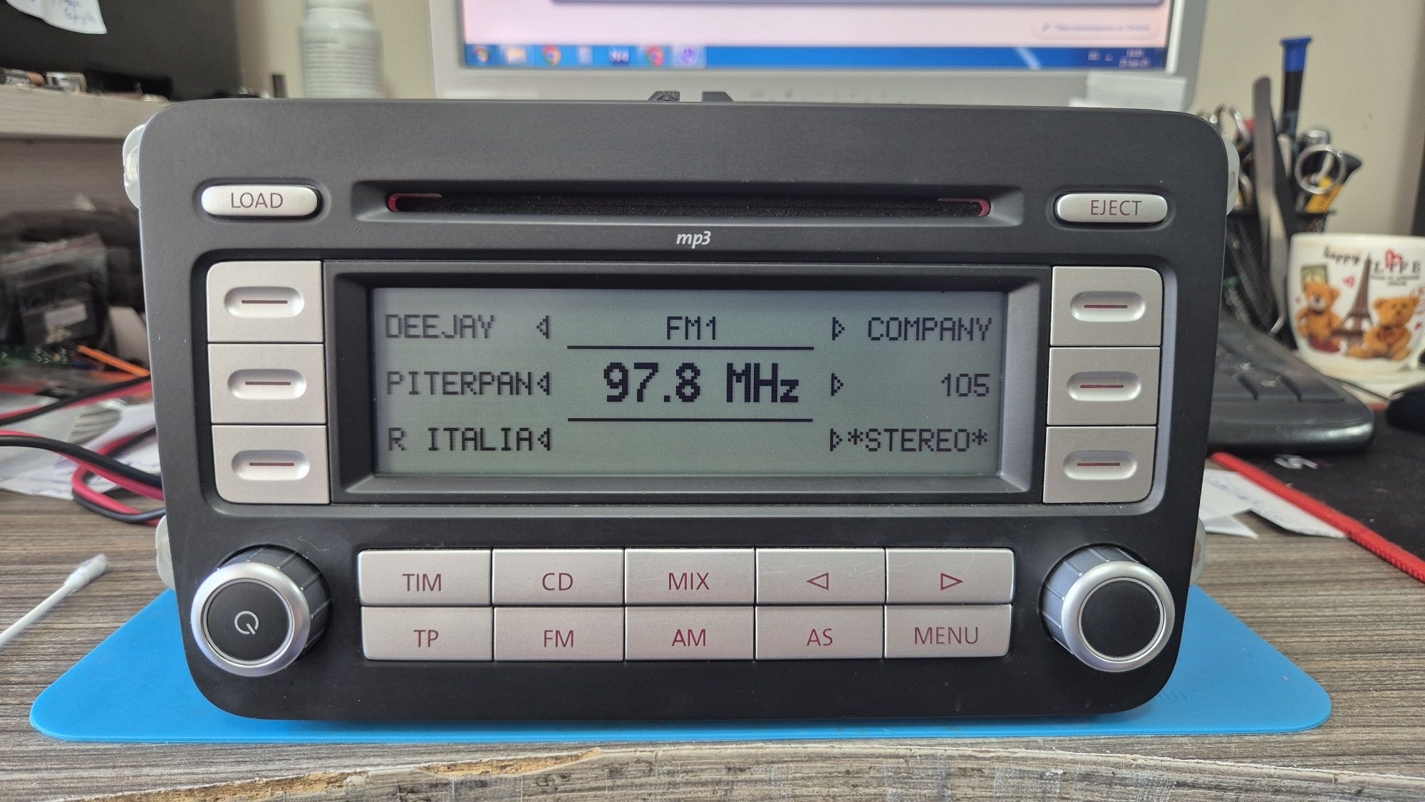 Оригинално радио vw rcd500 mp3 - vw 6 disk changer +  code! Rcd 300