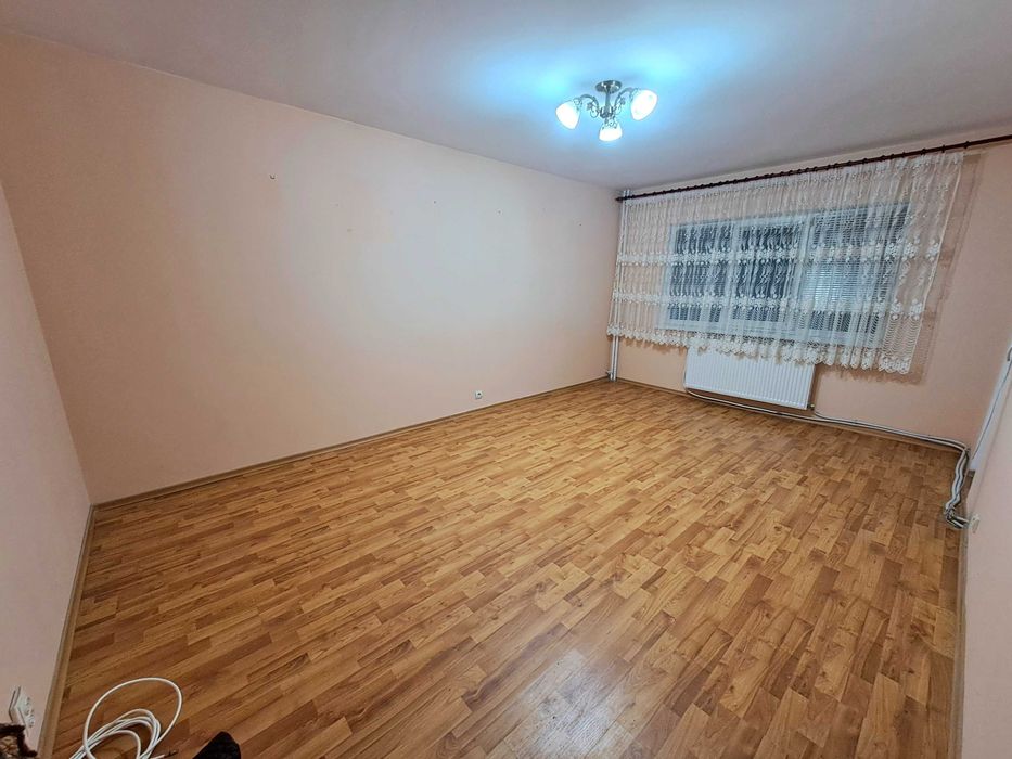 Proprietar vănd apartament 2 camere et.2 în Botoșani zona Școlii nr.8