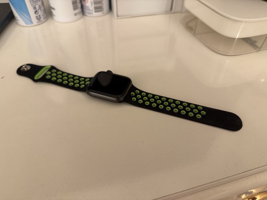 Apple watch SE оригинал в отличном состоянии