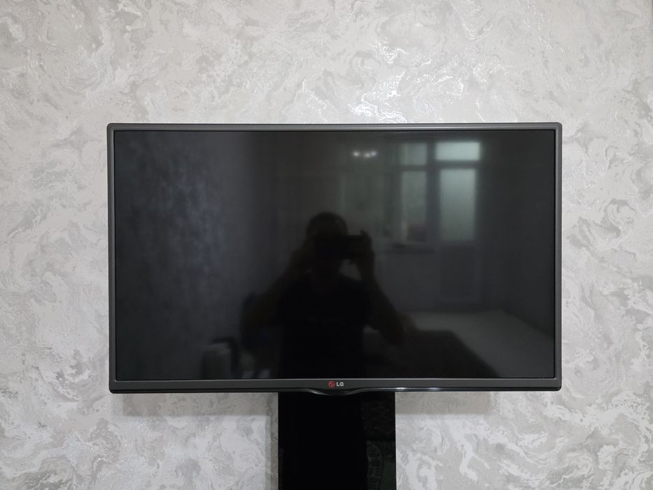 Телевизор Lg 32 и подставка для тюнера. Кранштейн.