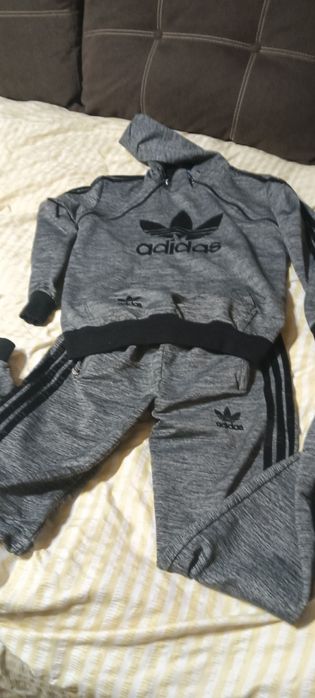 Vând trening Adidas originale