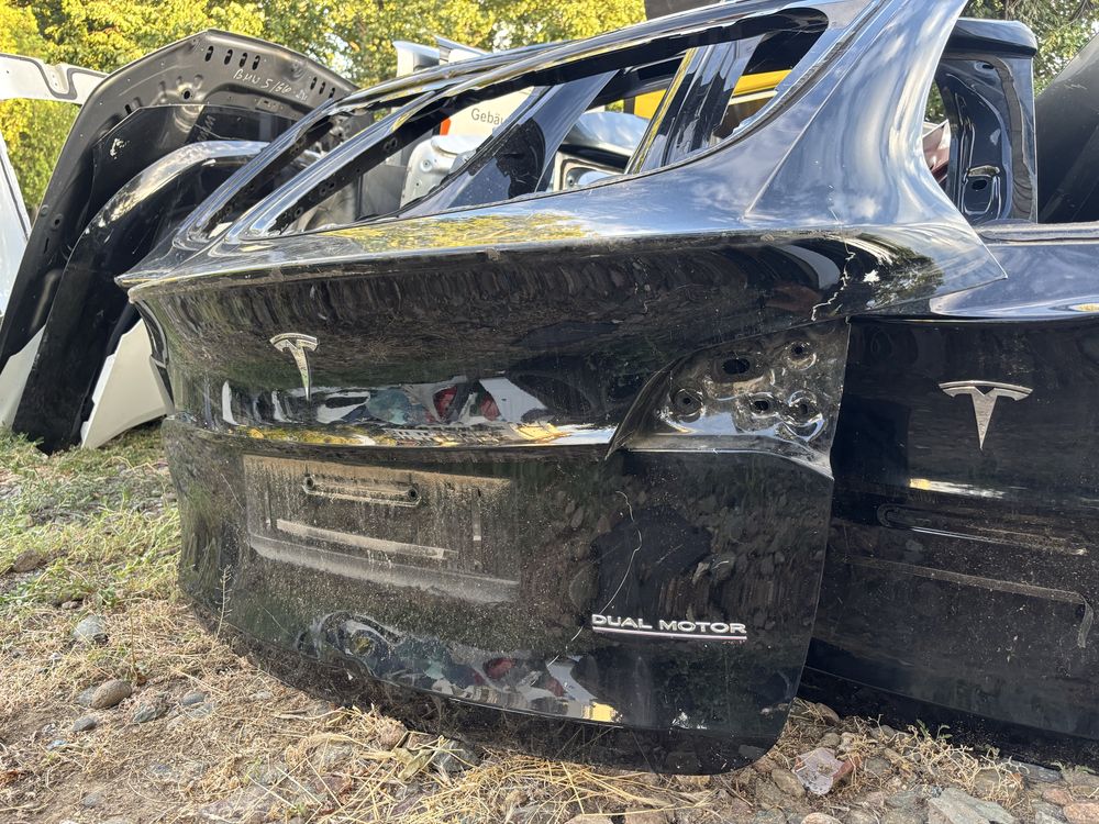 Капак Tesla Model Y