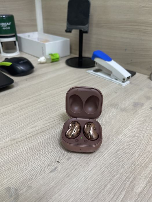 Наушник будс без дефекта